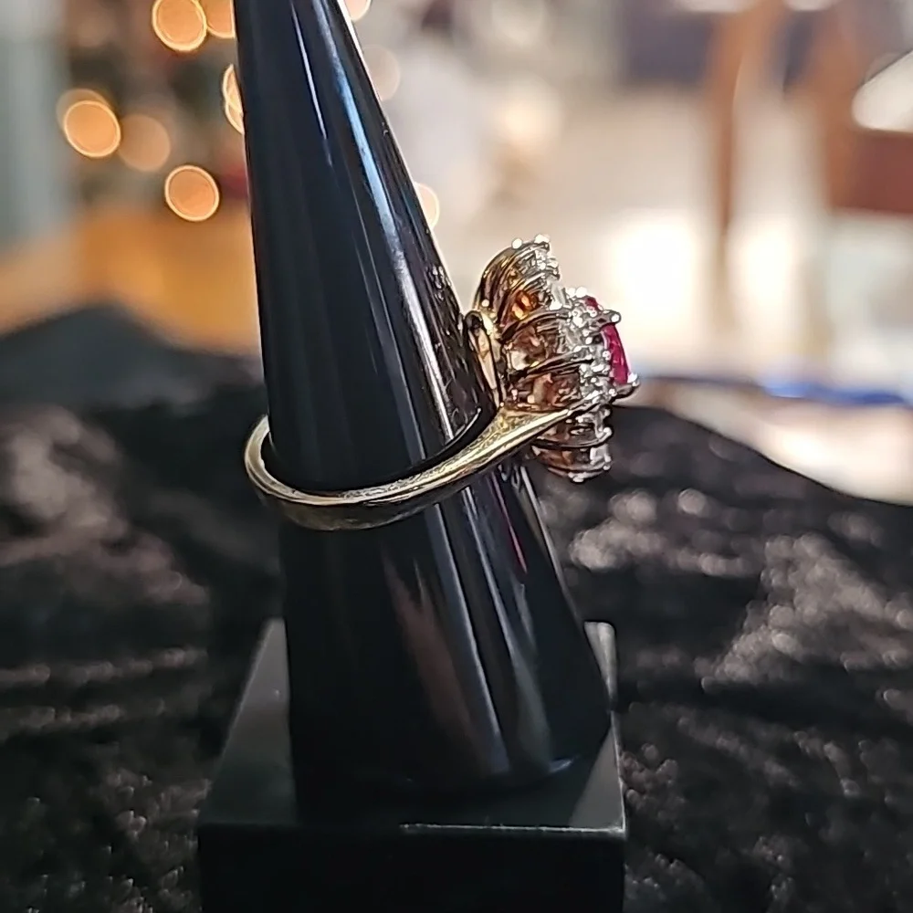 GORGEOUS Goldtone Ring size 8 - Picture 3 of 5